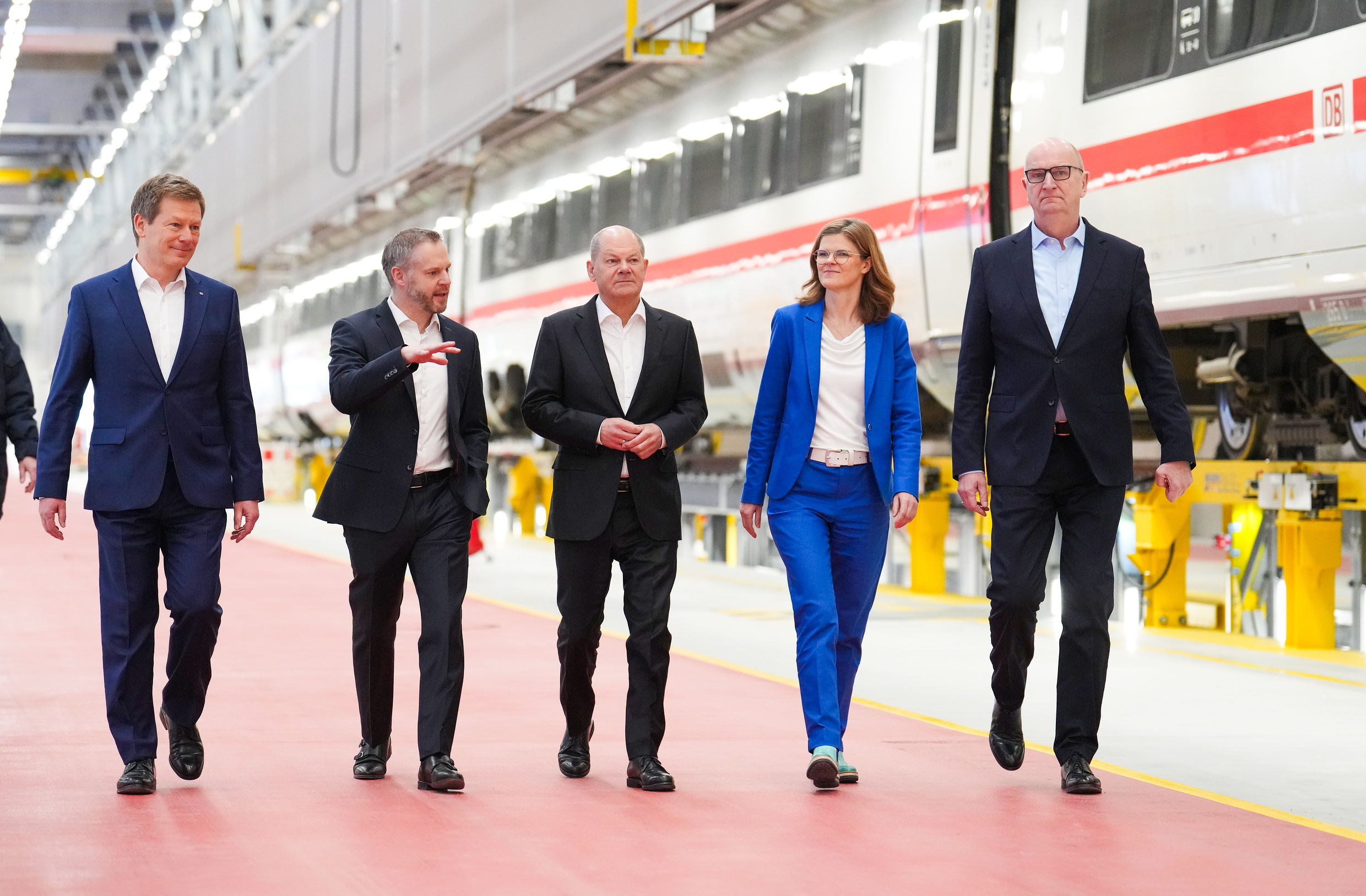 In the picture (from left to right): Richard Lutz, Marc Hermann, Olaf Scholz, Daniela Gerd tom Markotten, Dietmar Woidke