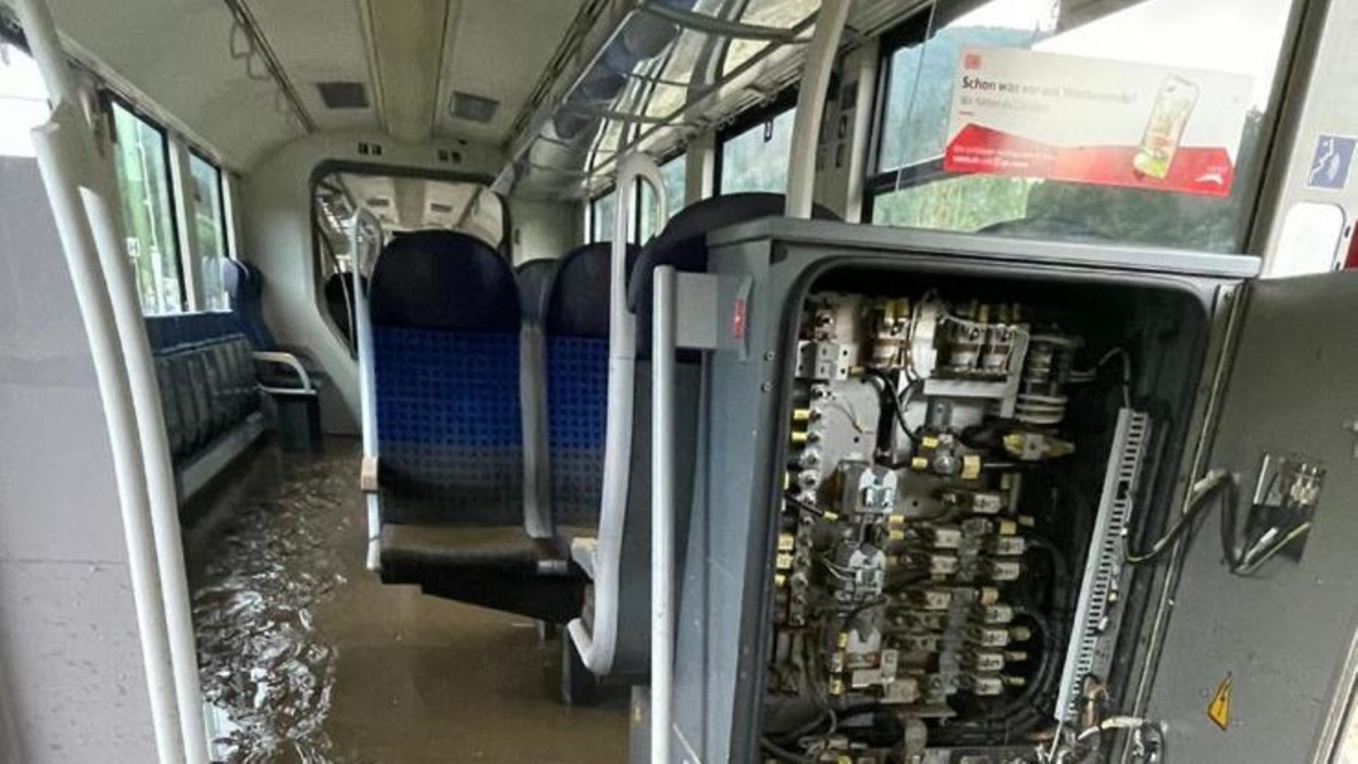 Der Fahrgastbereich eines vareo-Zug nach der Flut