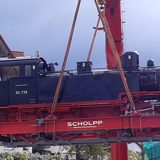 Die Lok wird mithilfe eines Krans in das Museum gebracht.