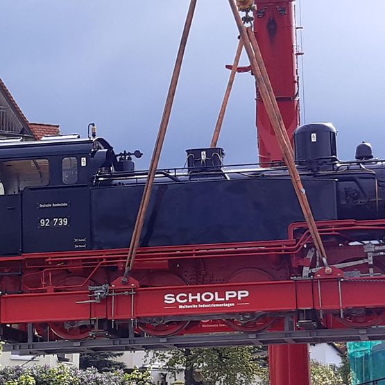 kran-hebt-lok