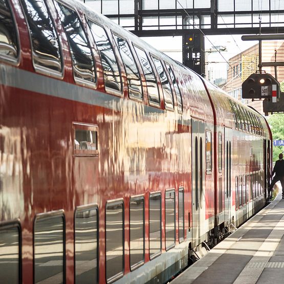 Regionalzug am Gleis