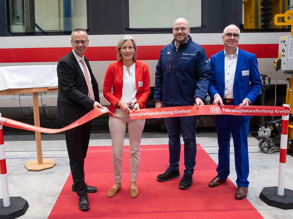 Personen zerschneiden Band vor neuem ICE