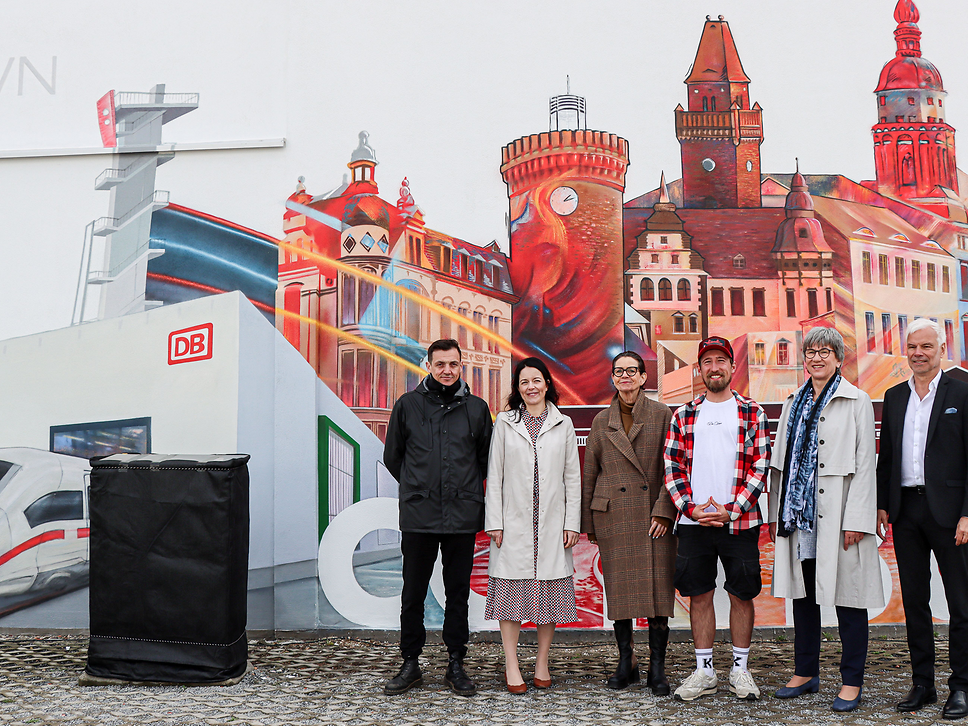 Philipp Gärtner, Carmen Schmieder, Marietta Tzschoppe, Dirk Hiekel, Kathrin Schneider, Helmut Rauer vor Graffiti