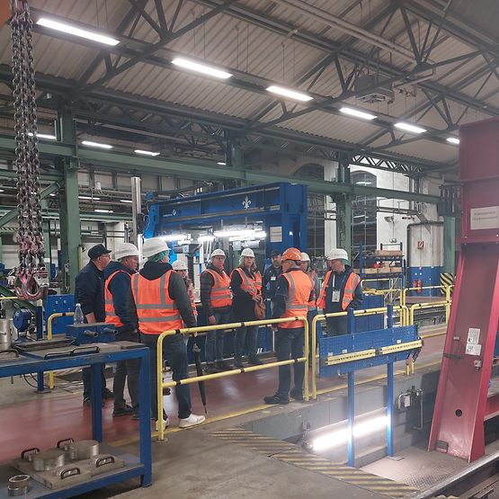 Mehrere Personen stehen in einem Werk