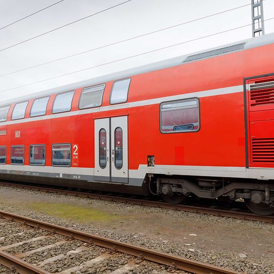 roter Doppelstockwagen im neuen Glanz