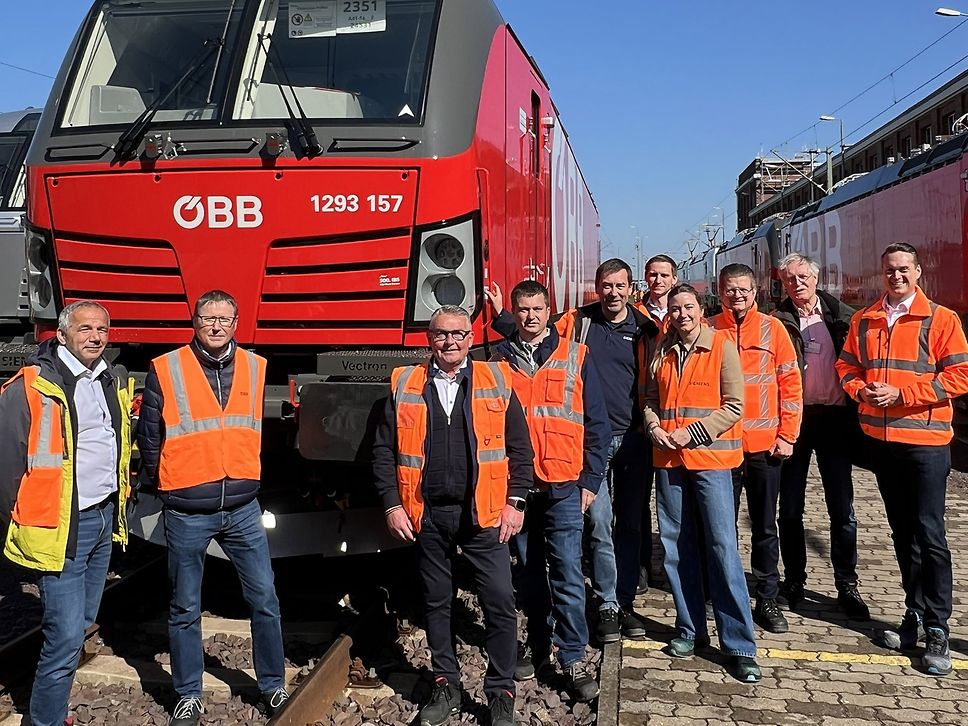 Mitarbeitende stehen vor der Lok der ÖBB