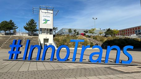 Schriftzug InnoTrans mit Hashtag in dreidimensionalen Buchstaben vor dem Messegebäude