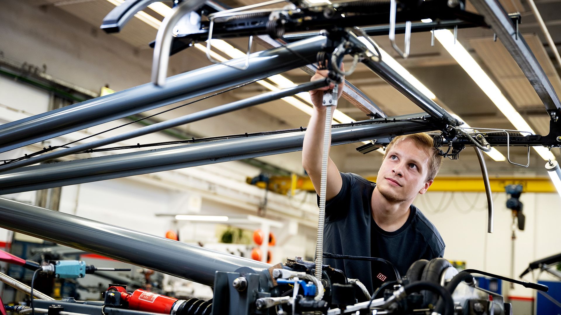 Mann arbeitet an Komponenten