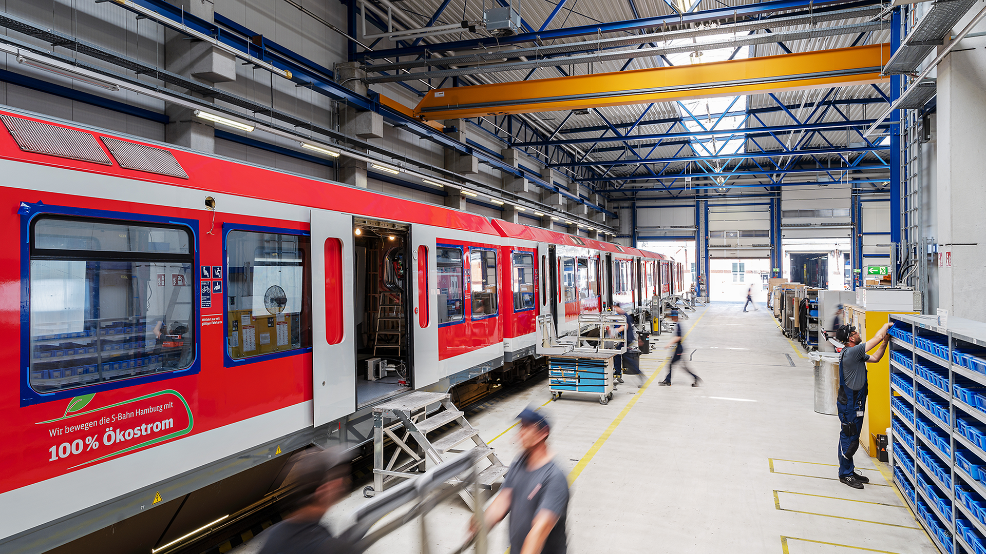 Ein Regional Zug steht in einer Werkstatt