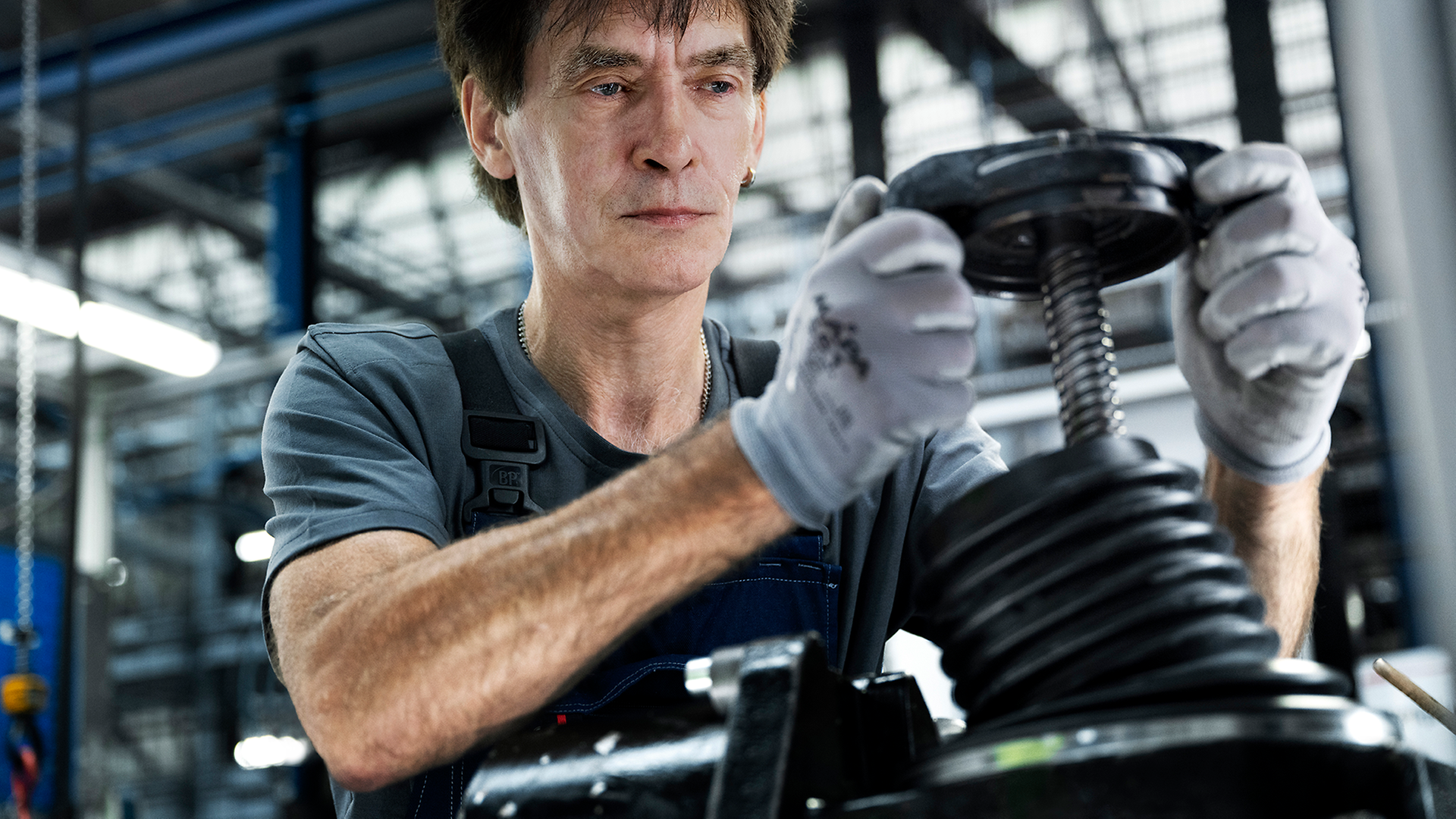 Ein Mann arbeitet ein einem Teil für die Bremsversorgung